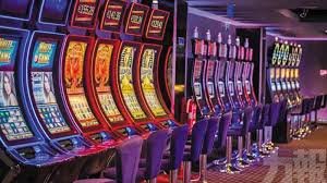 Người dùng Việt Nam trải nghiệm Live Casino và Slot Online trên điện thoại di động